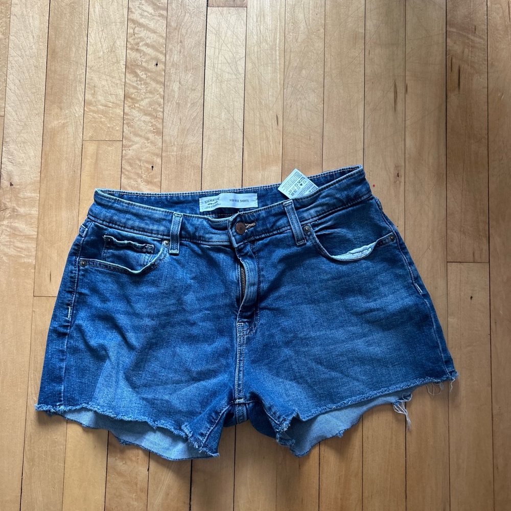 Size 8 Levi jean shorts